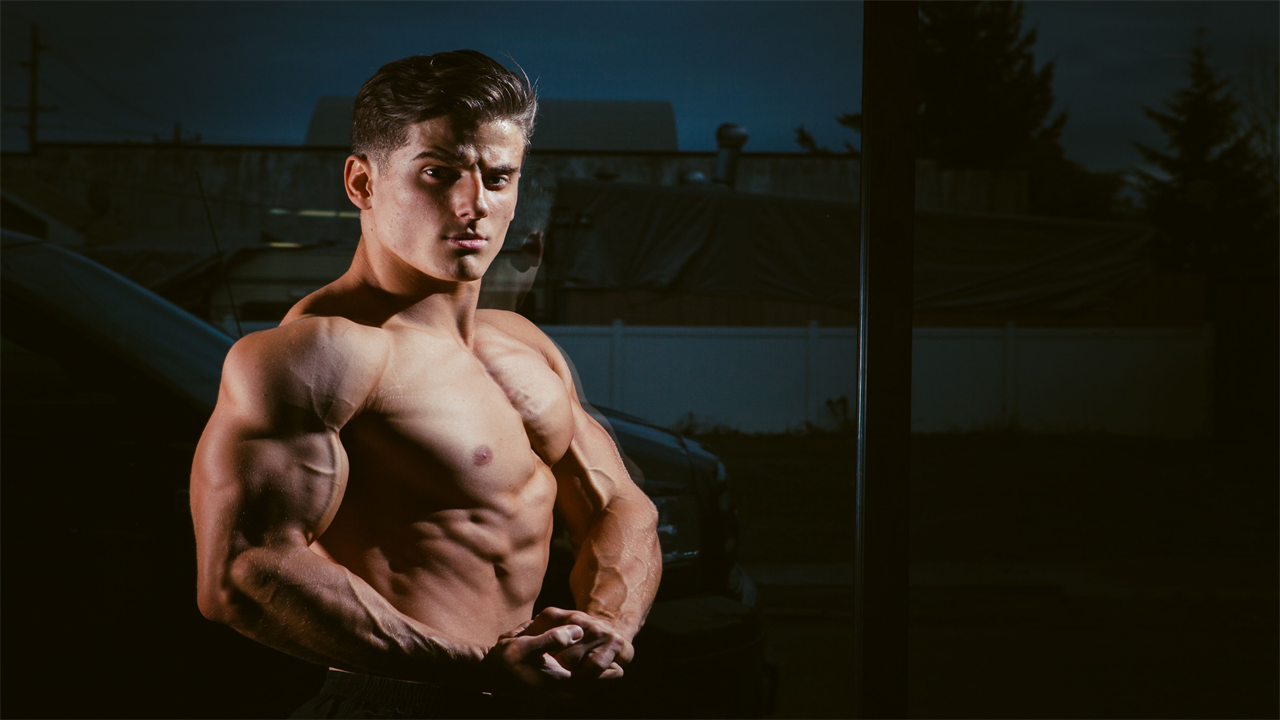 A Physique Coach Shared His 'Simple Plan' to Stay Lean and Build Muscle